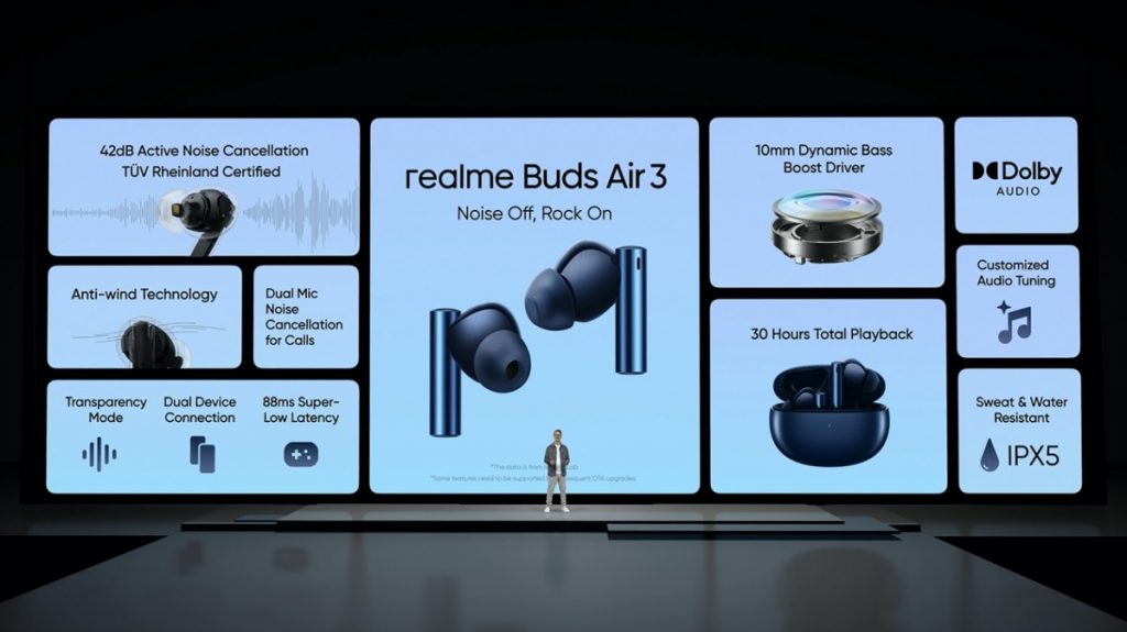 سماعة Realme Buds Air 3  تنطلق سماعة Realme Buds Air 3 بعدد من التحسينات عن إصدار الشركة السابق، حيث تضم محرك Dynamic Bass Boost بحجم 10مم، وتأتي بتقنية إلغاء الضوضاء النشطة Hybrid، مع نمط يدعم إدراك محيط المستخدم، وإستجابة سريعة عند 88 مللي ثانية.  وتدعم السماعة تقنية Dolby audio في الصوتيات، كما تأتي بمعايير IPX5 لمقاومة الماء والغبار، وتدعم عمر شحن يصل إلى 30 ساعة من عمر التشغيل، وتتوفر Buds Air 3 بسعر 60 يورو بألوان الأبيض والأزرق.