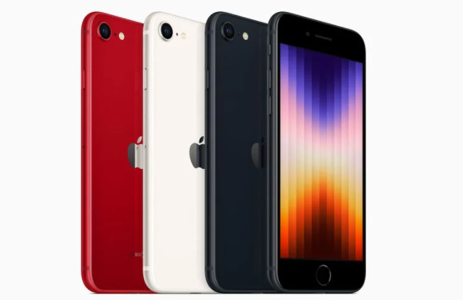 يتوفر iPhone SE الجديد بلونين جديدين ، Midnight و Starlight ، إلى جانب PRODUCT (RED). يبدأ سعر iPhone SE الجديد من 429 دولارا ، ارتفاعا من 399 دولارا في طراز 2020 ، ويتوفر بسعة تخزين 64 جيجابايت و 128 جيجابايت و 256 جيجابايت. تبدأ الطلبات المسبقة يوم الجمعة 11 مارس ، مع شحن الأجهزة الأولى في 18 مارس.