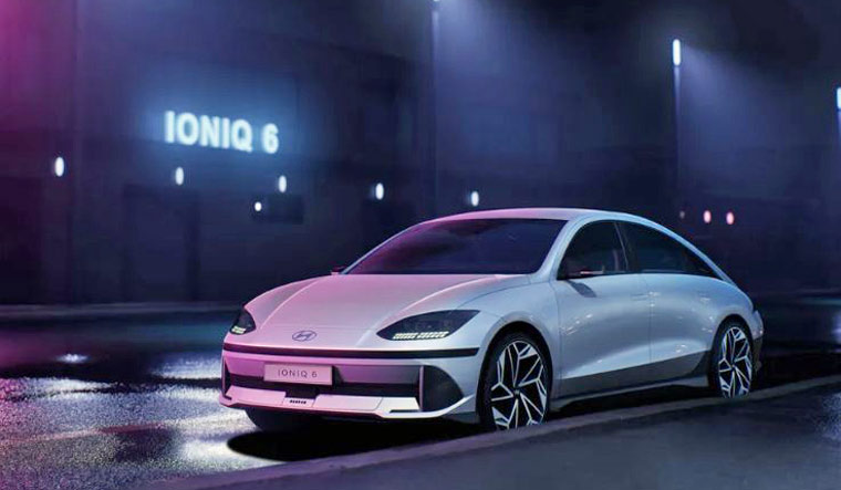 يحتوي Ioniq 6 على شاشتين مختلفتين تعملان باللمس: شاشة معلومات ترفيهية مقاس 12 بوصة ومجموعة رقمية مقاس 12 بوصة ، حسبما ذكرت رويترز.  توجد أزرار مادية للتحكم في الميزات مثل مستوى الصوت أو التحكم في المناخ.  وتحتوي عجلات القيادة على أضواء تشير إلى ما إذا كانت السيارة تشحن أو تستمع للأوامر الصوتية.    تخطط شركة Hyundai Motor وشركتها الشقيقة Kia Corp والعلامة التجارية الفاخرة Genesis لتقديم 31 سيارة كهربائية بحلول عام 2030 في محاولة لتأمين نسبة 12٪ المتوقعة من سوق السيارات الكهربائية العالمي.