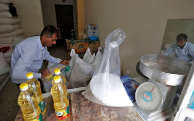 رئيس الوزراء يوجه بتوزيع وجبة من الطحين واخرى من السلة الغذائية في محافظة التالية